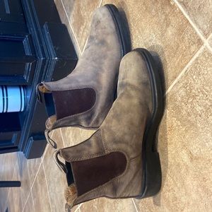 Size 8.5 women’s blundstones chiseled toe boats.